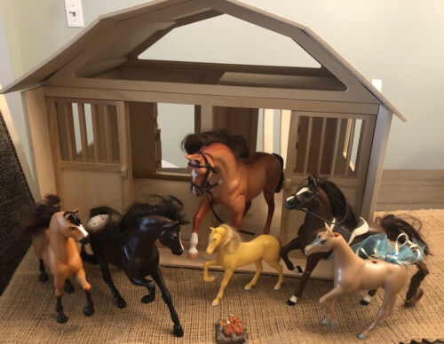 Breyer Horse Barn Wooden Barn  22” And 1996 Grand Champion Neighing Horse￼