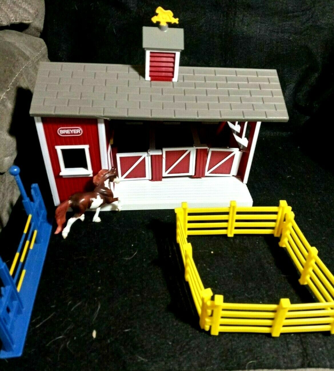 Breyer Horse Stablemates Red Stable Barn